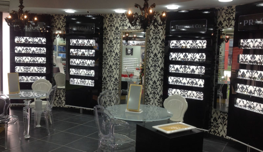 Boiserie and wall displays for opticians: enhance your display