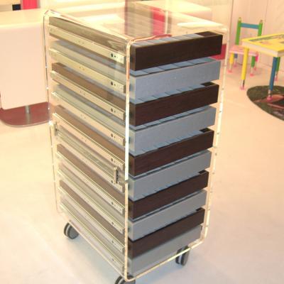 Cassettiera a 10 cassetti da centro negozio con struttura in plex trasparente e toppe dei cassetti in legno laccato argento e rovere scuro