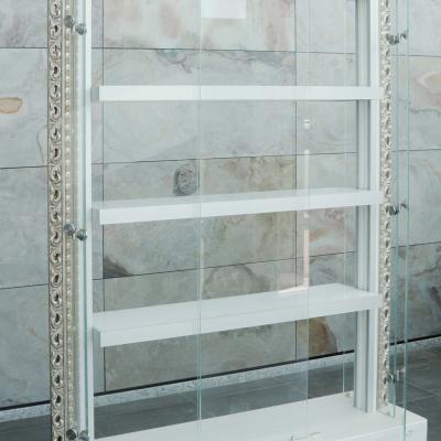 Vetrina Geneve con base in PVC bianco, mensole bianche, ante in vetro e cornice classica 
