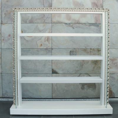 Vetrina Geneve con base in PVC bianco, mensole bianche, ante in vetro e cornice classica 