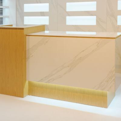 Banco Vendita Pearl con carter in ceramica e cassa monoblocco in essenza legno