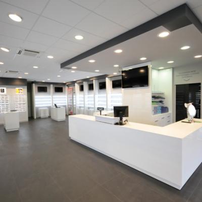 Banco di vendita lineare in PVC bianco lucido ad L con alzatina 